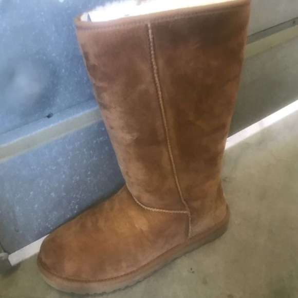 UGGS - Picture 5 of 5